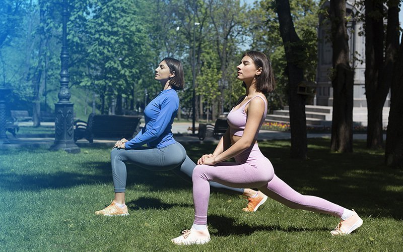 mujeres entrenando en el parque